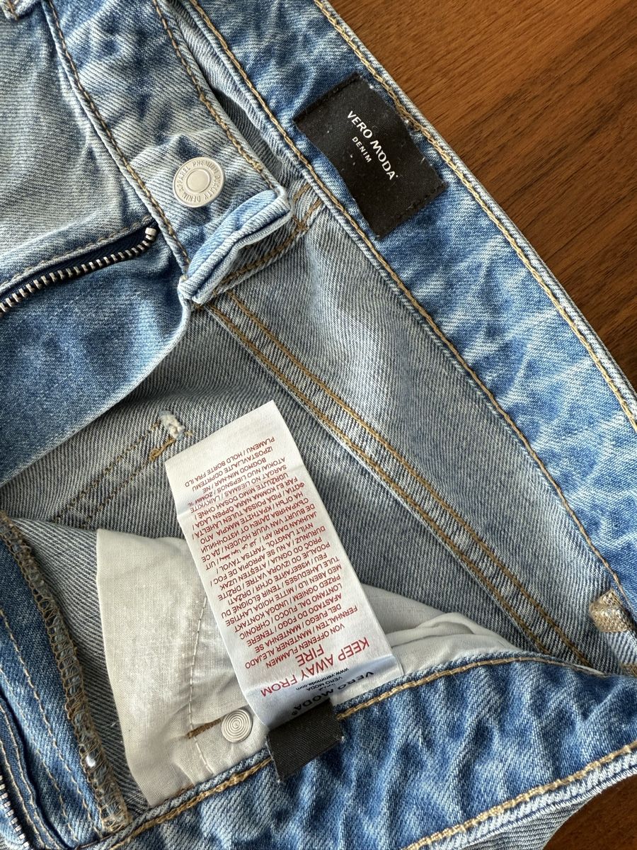 Vero Moda Jeans: Vero Moda Jeans, hellblau, Grösse 28/32, NEU! – Neu (gemäss Beschreibung) aus Brüttisellen von Molemo 1