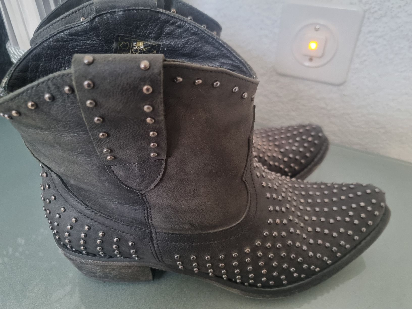 Scarpe da donna: SCHUTZ Nieten Boots Leder Gr. 39 – Usato da Hunzenschwil venduto da dio_6npr