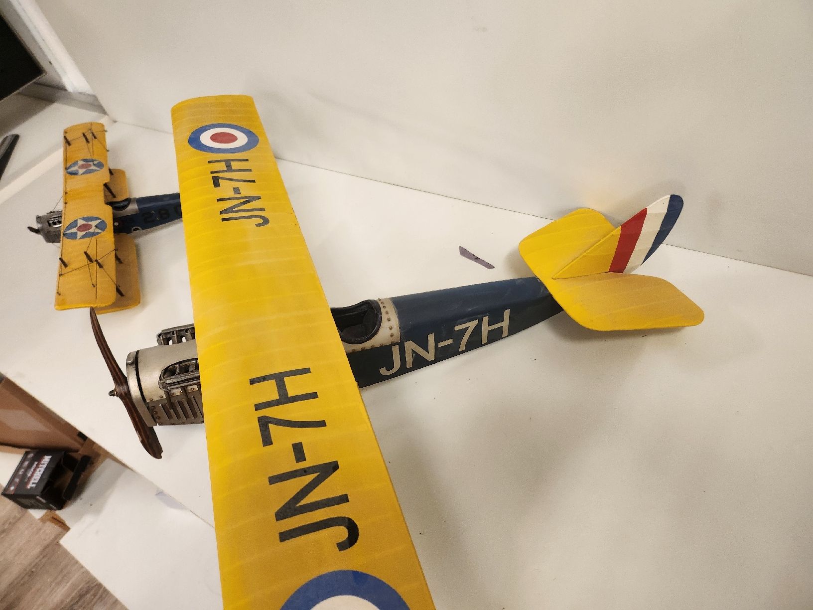 Kit di modellismo & Modellini statici: 2x Schöne Deko Doppeldecker  Model Flugzeuge – Nuovo (secondo la descrizione) da Tuggen venduto da Zweitechanceboutique 1