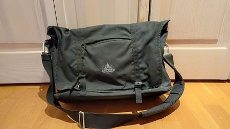 Vaude Umhängetasche, schwarz mit günem Futter