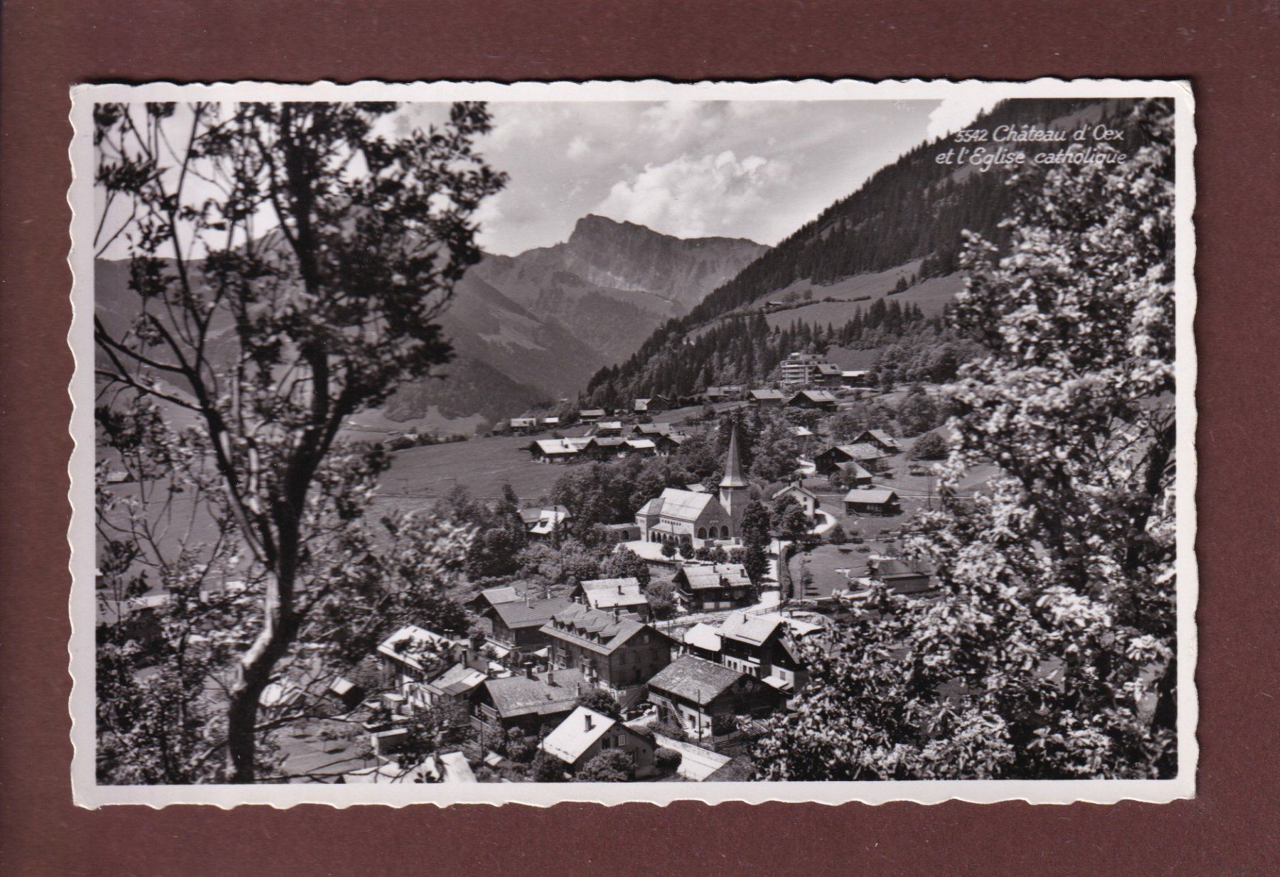 Cartoline postali: CHÂTEAU D'OEX - Eglise catholique – Usato da Pully venduto da nicecards