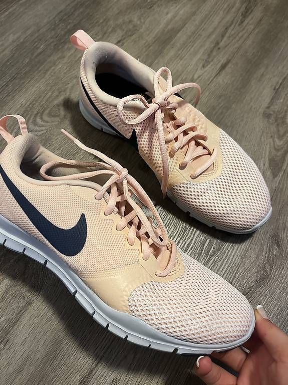 Chaussures femmes: Nike Sneakers Damen Rosa Grösse 38,5 – D'occasion à Erstfeld par imla_ 1