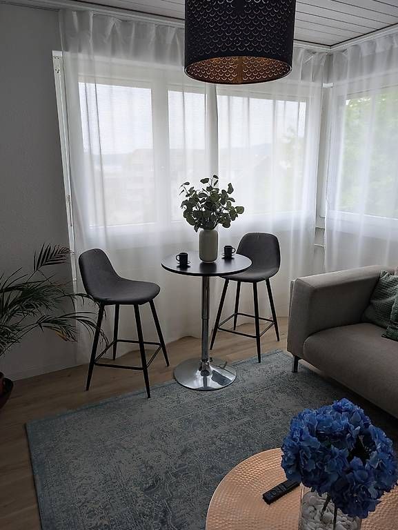 Set di tavolo e panche: Modern High Table with 2 Bar Chairs  Excellent Condition – Usato da Pfäffikon SZ venduto da mag_q79n