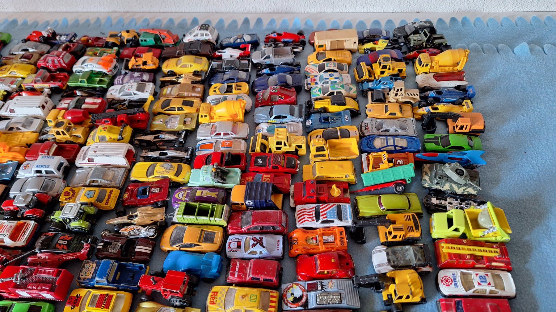 Jouets: Über 200 Spielzeugautos – D'occasion à Wilchingen par 80x120 3