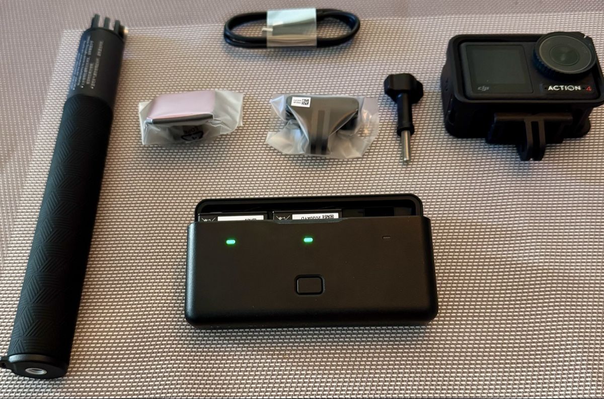 DJI Action Cam: DJI Osmo Action 4 Adventure Combo – Neu (gemäss Beschreibung) aus Visp von cqw_slq5 1