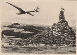 Deutschland Segelflugzeug bei Denkmal Die Röhn