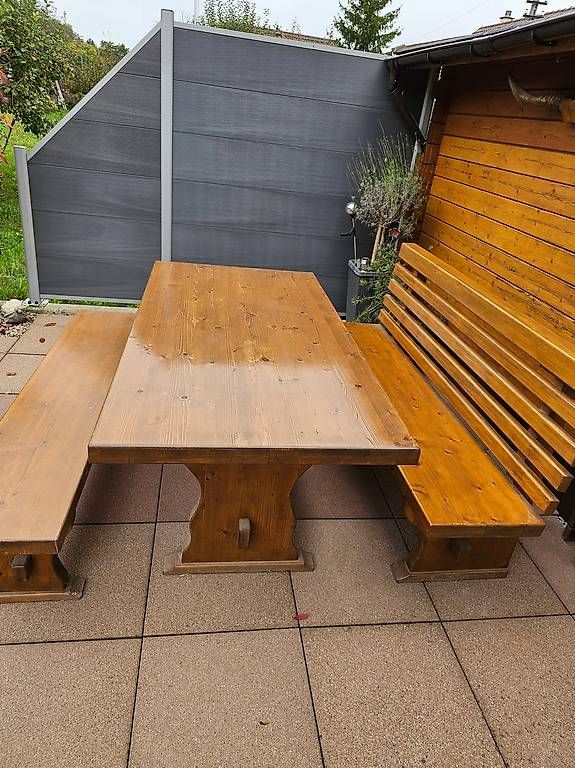 Set di tavolo e panche: Gartentisch mit Bänken aus Holz – Usato da Hellikon venduto da Dilara8