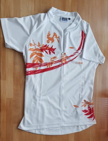 Weißes T-Shirt und schwarze Hose