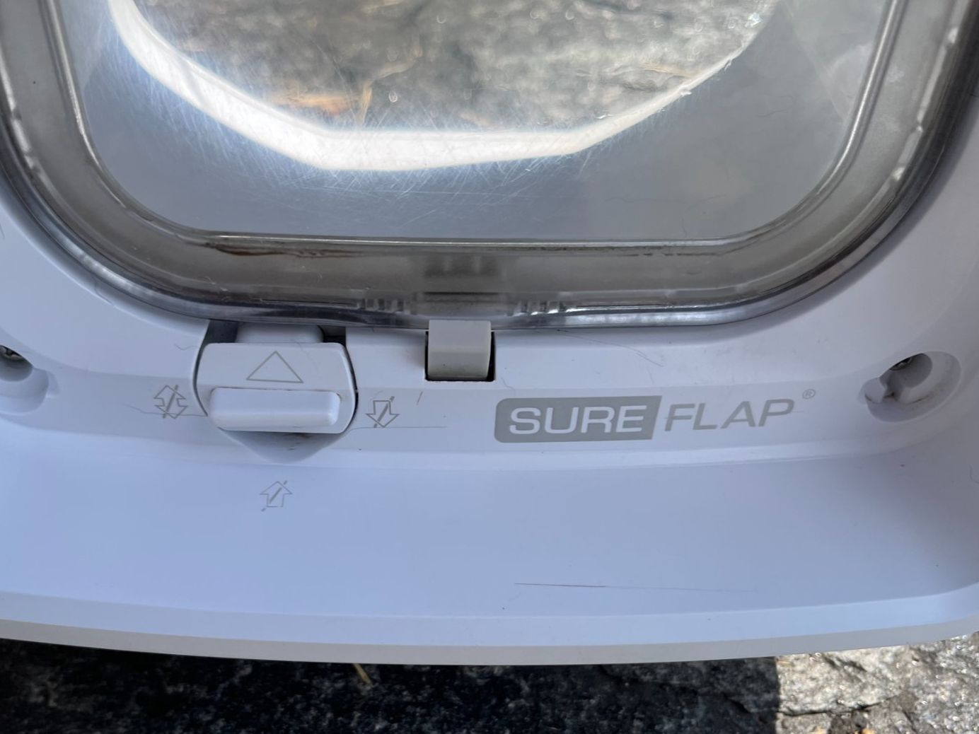 Chatières: Katzenklappe SureFlap Mikrochip mit Hub – D'occasion à Davos Dorf par sab_yp6d 1