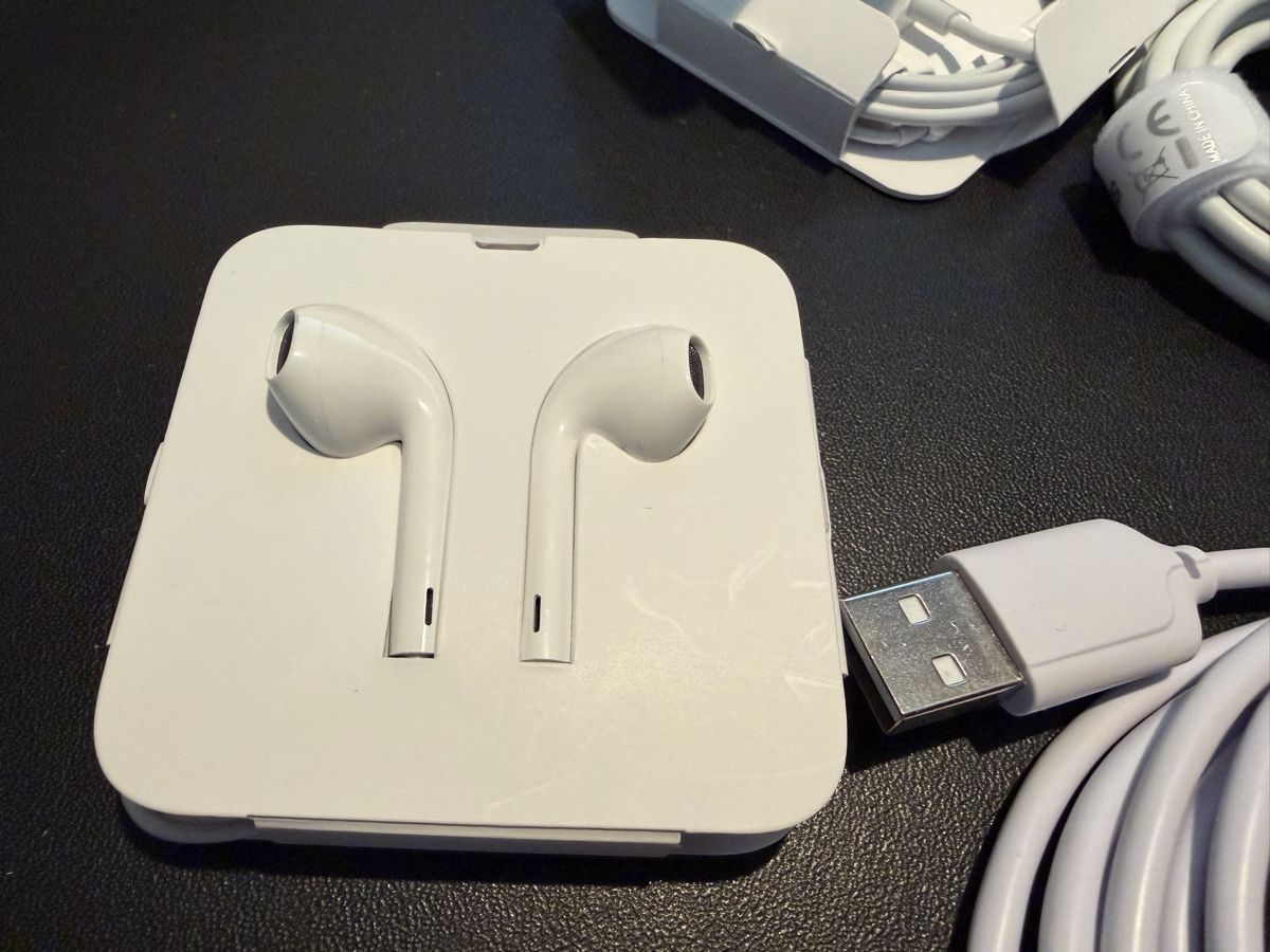 Cavi: Écouteur et câble Lightning pour iPhone – Nuovo e nell'imballaggio originale da grenchen venduto da gogol-009 3