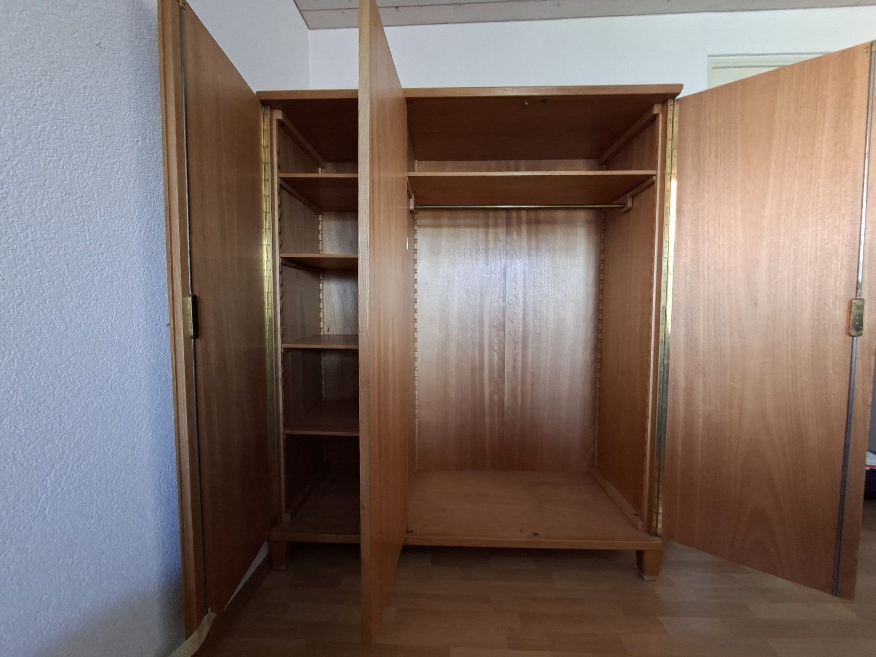 Armadi: Dreitüriger alter Kleiderschrank – Usato da Worben venduto da Wizzy 1