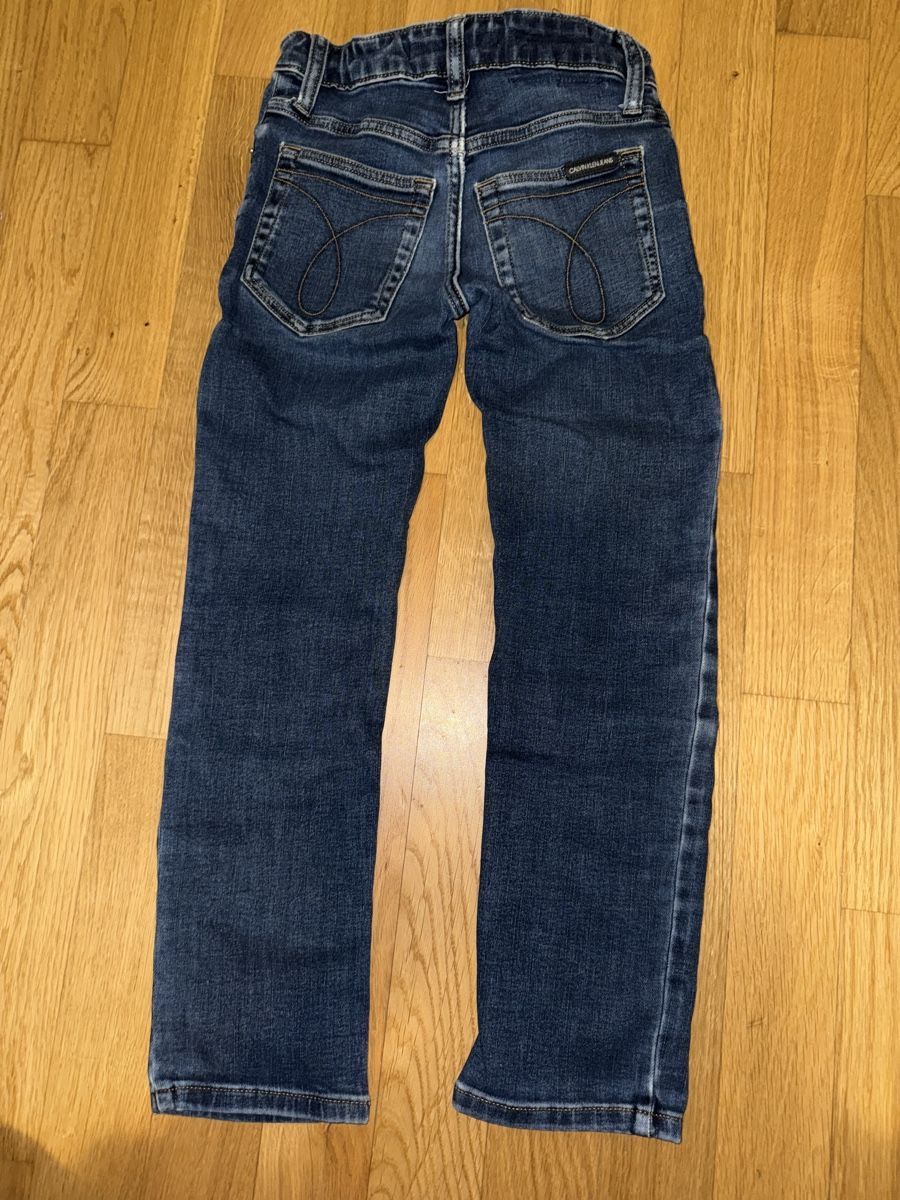 Calvin Klein Pantaloni: Dunkelblaue Calvin-Klein-Kinderjeans – Usato da Aarburg venduto da Da-Lila 1