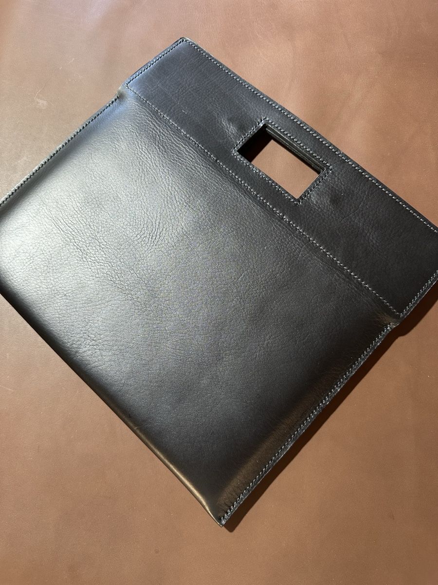 Taschen: Handgefertigte Laptophülle aus Echtleder – Neu und originalverpackt aus Mettmenstetten von vad_57p2 1