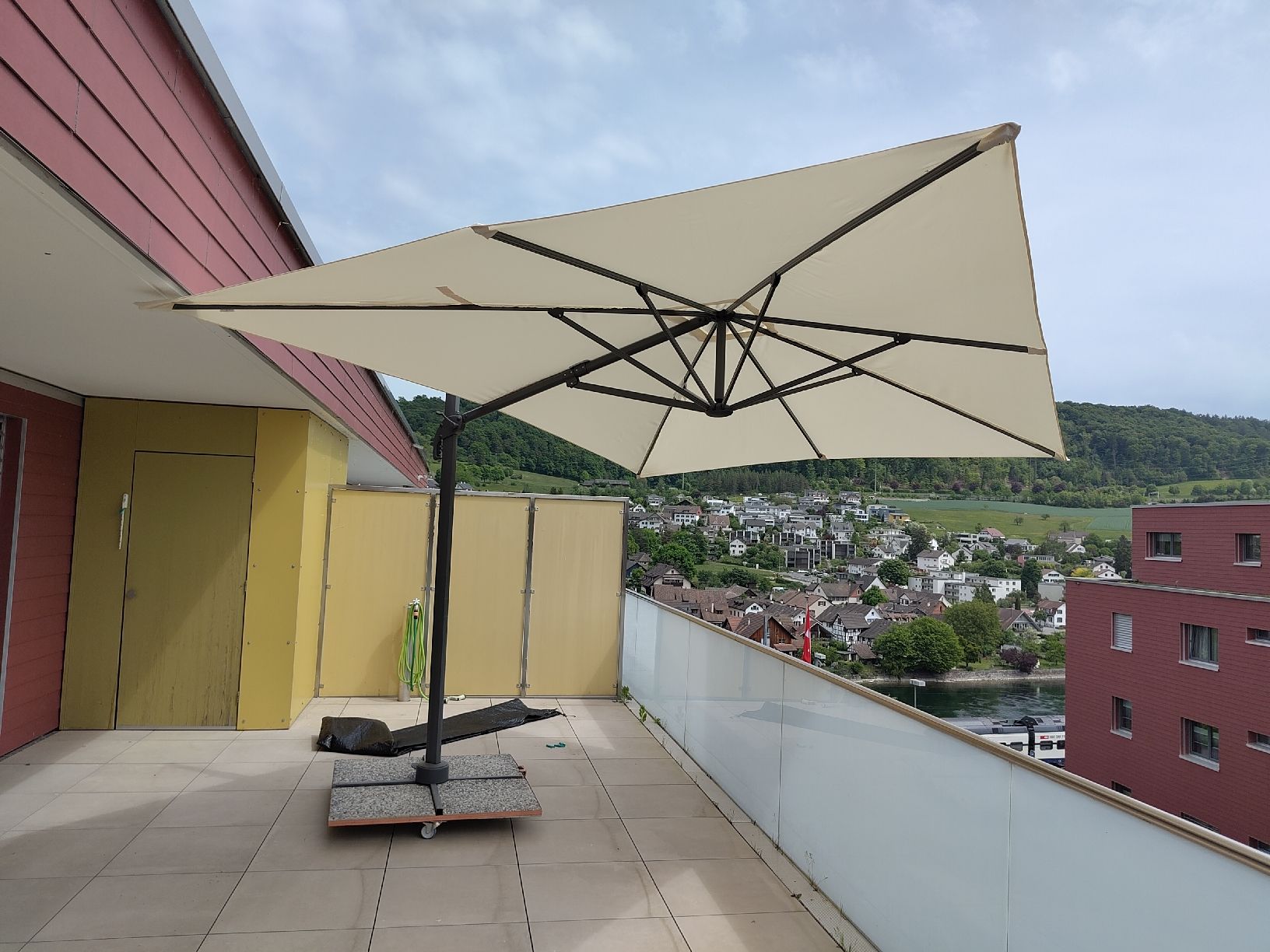Sonnenschirme: Ampelschirm Salvador – Gebraucht aus Flurlingen von joe_9r2y
