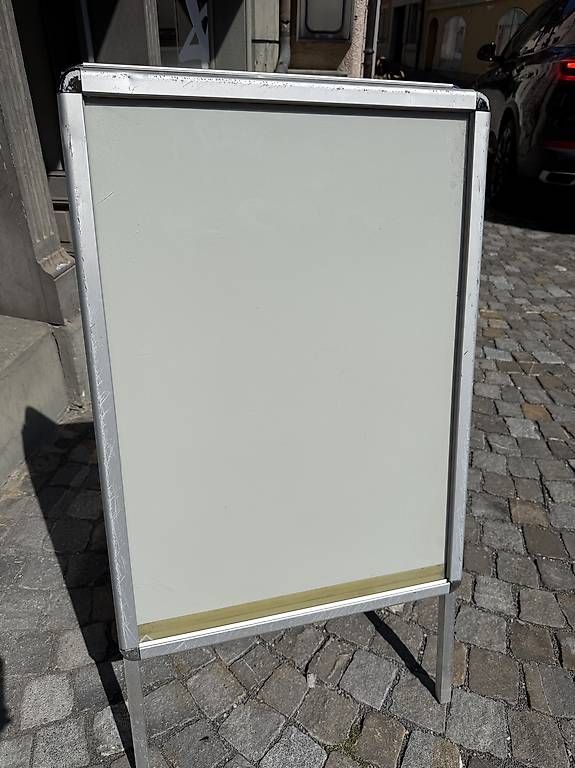 Staffeleien: Chevalet publicitaire – Gebraucht aus Lausanne von Unehistoiredesapes 1