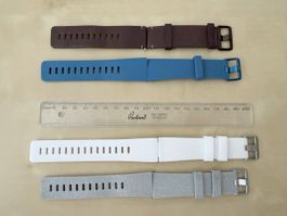 Fitbit-Uhrenarmbänder – Set in Braun, Blau, Weiß und Grau