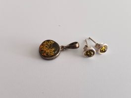 Anhänger und Ohrstecker mit grünem Bernstein