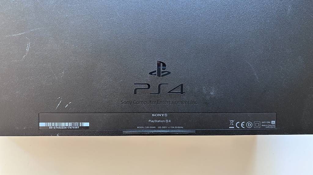 Console: PS4 inkl. Controller und 2 Spielen – Usato da Moosseedorf venduto da col_h8jg 2