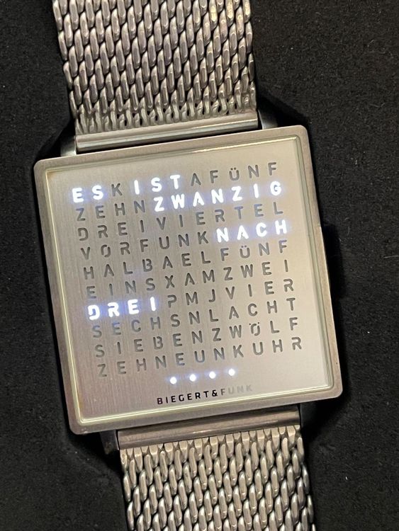 Qlocktwo W Armbanduhr Fine Steel in Deutsch | Kaufen auf Ricardo