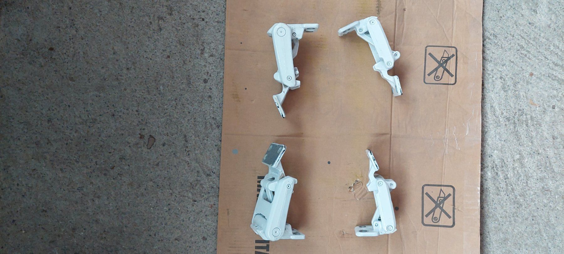 Ferramenta: Scharniere Mercedes Sprinter 907 – Usato da Hasliberg Wasserw venduto da esus 4