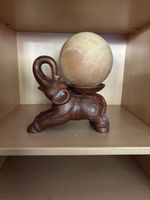 Dekorationsfigur Elefant mit Holzkugel braun gebraucht