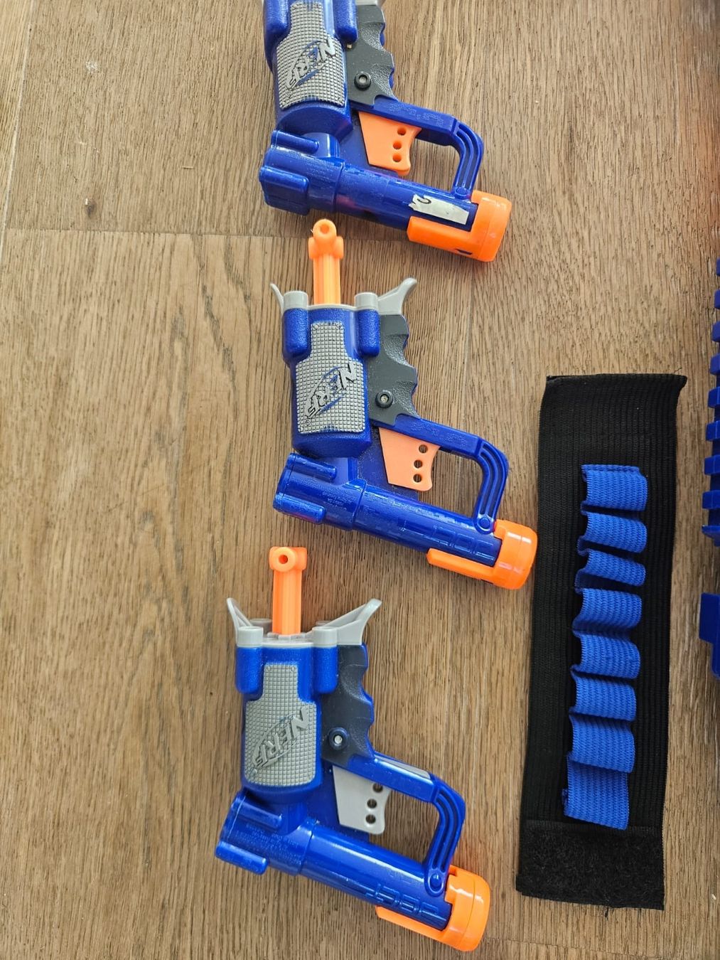 Nerf Spielzeuge: Nerf-Paket mit 7 Nerfs + ca. 180 Dartpfeilen – Gebraucht aus Fahrni b. Thun von Tschr3 8