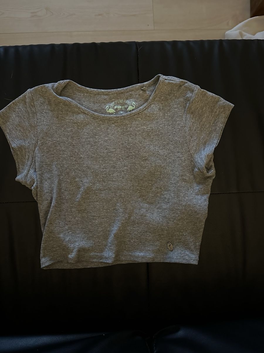 Top: graues Croptop – Usato da Grafstal venduto da jes_t6s7 2
