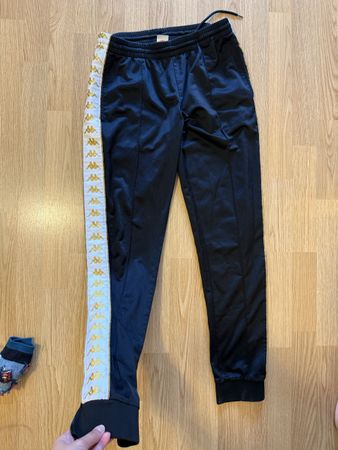 Schwarze Kappa Trainingshose mit Seitenstreifen Gr. M