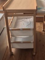 Wickeltisch mit Stoffkörben und ausziehbarer Babywanne