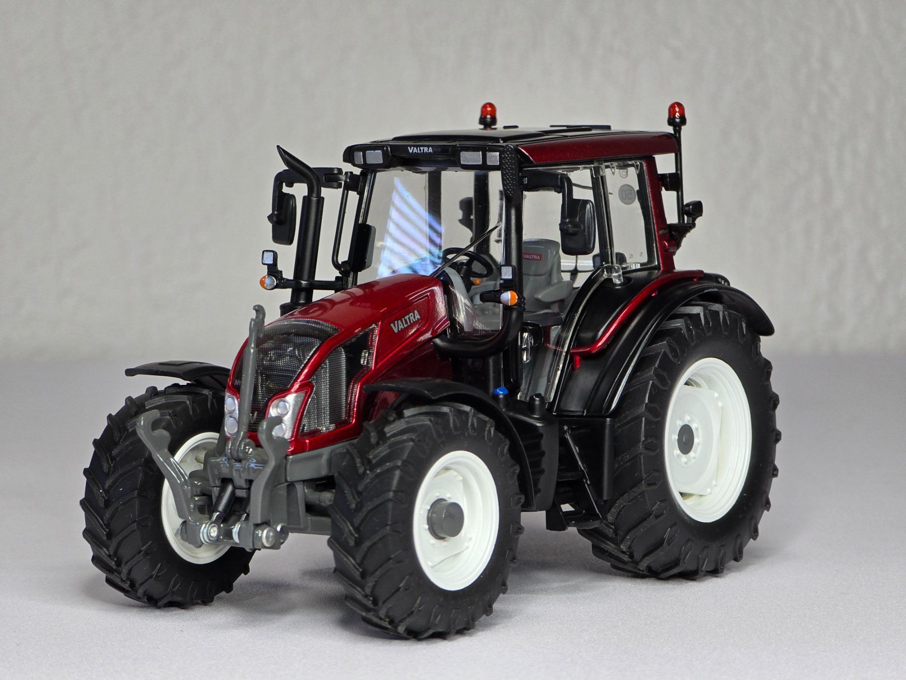 Wiking Kit di modellismo & Modellini statici: Wiking 077326, Valtra N 143 HT3, Vitrine – Nuovo (secondo la descrizione) da Kloten venduto da Nicola2 4