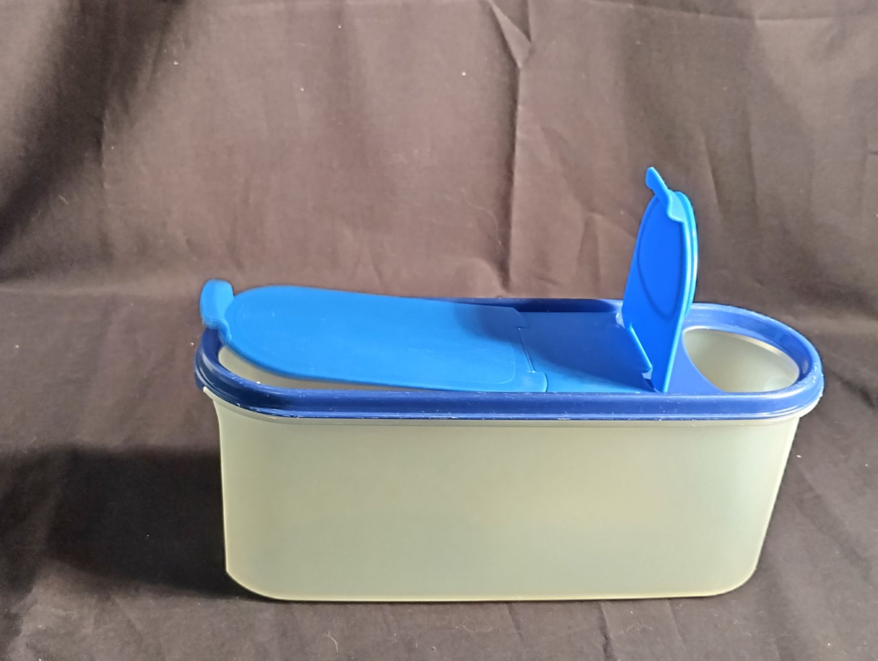 Tupperware Contenitori & Simili: Tupperware Behälter mit 2 Oeffnungen im Deckel – Usato da Bellach venduto da JingleCherry 2