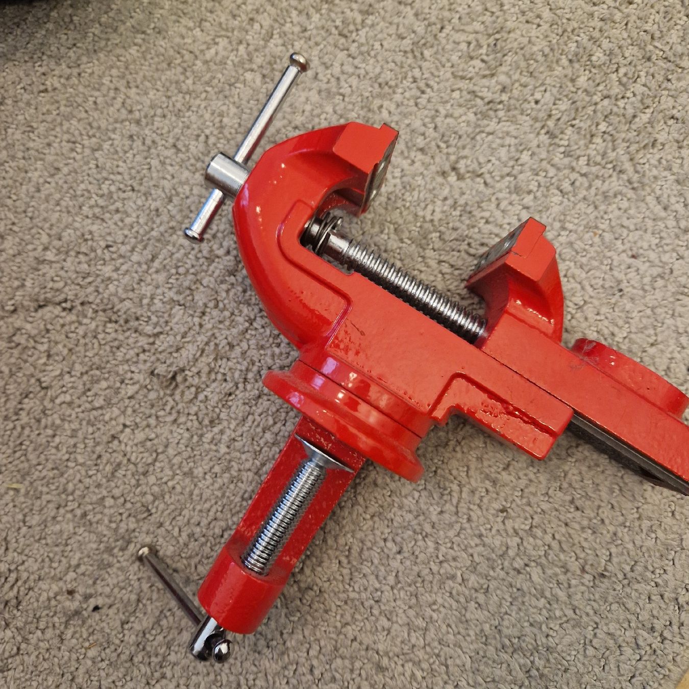 Tutti gli attrezzi: 2 Robust Red Vises for Workshop or Garage – Nuovo (secondo la descrizione) da Rüschlikon venduto da -J05u3- 4