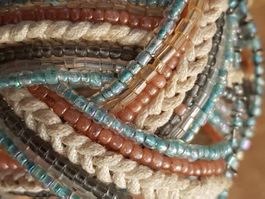 Armreif pastellfarben geflochtene Glasperlen + Schnurzöpfli
