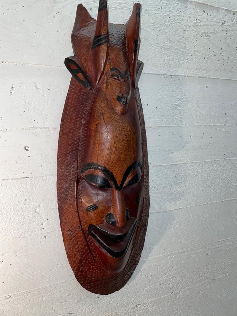Internationale Kunst: Geschnitzte afrikanische Holzmaske – Gebraucht aus Schwerzenbach von Tamama 4