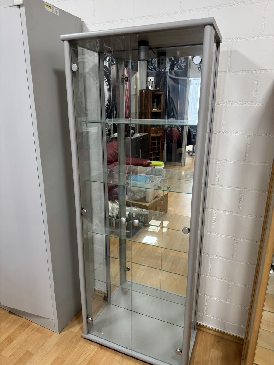 Gebrauchte Vitrine mit Glastüren, Top Zustand, Silber (Gebraucht) in Aesch BL für CHF 60 – nur Abholung auf Ricardo kaufen