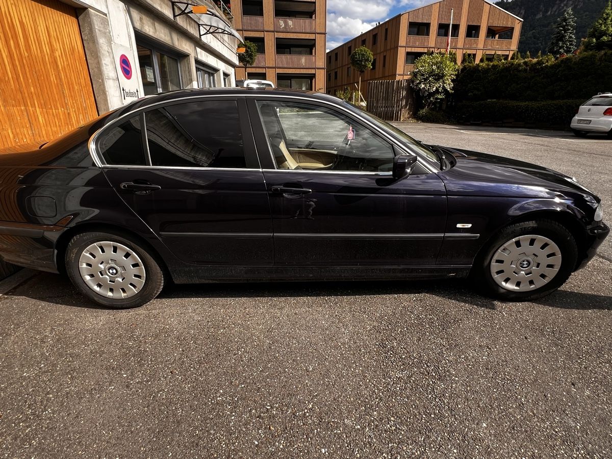 BMW Automobili: BMW 320i Limousine, dunkelblau – Usato da Walenstadt venduto da Memphis04 1