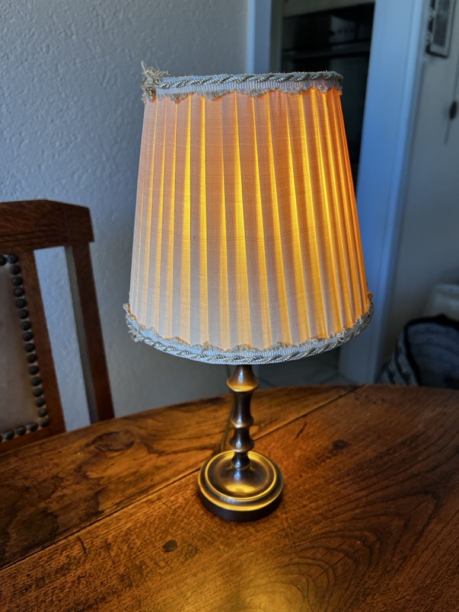 Lampes: Nachttischlampe mit Stoffschirm gebraucht – D'occasion à Neuenegg par Magosaurus