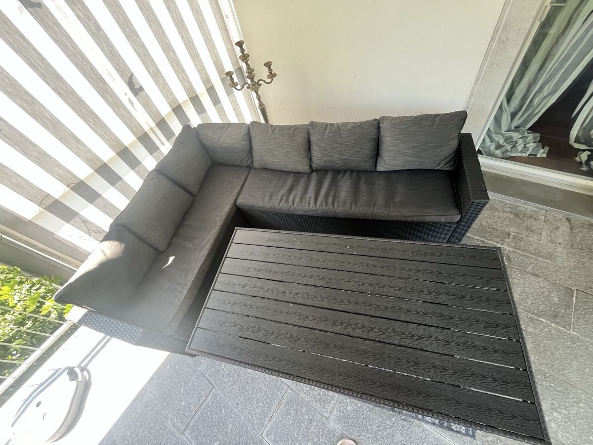 Set di tavolo e panche: Rattan Balkon- / Gartenmöbel – Usato da Effretikon venduto da ret_n2mj 4