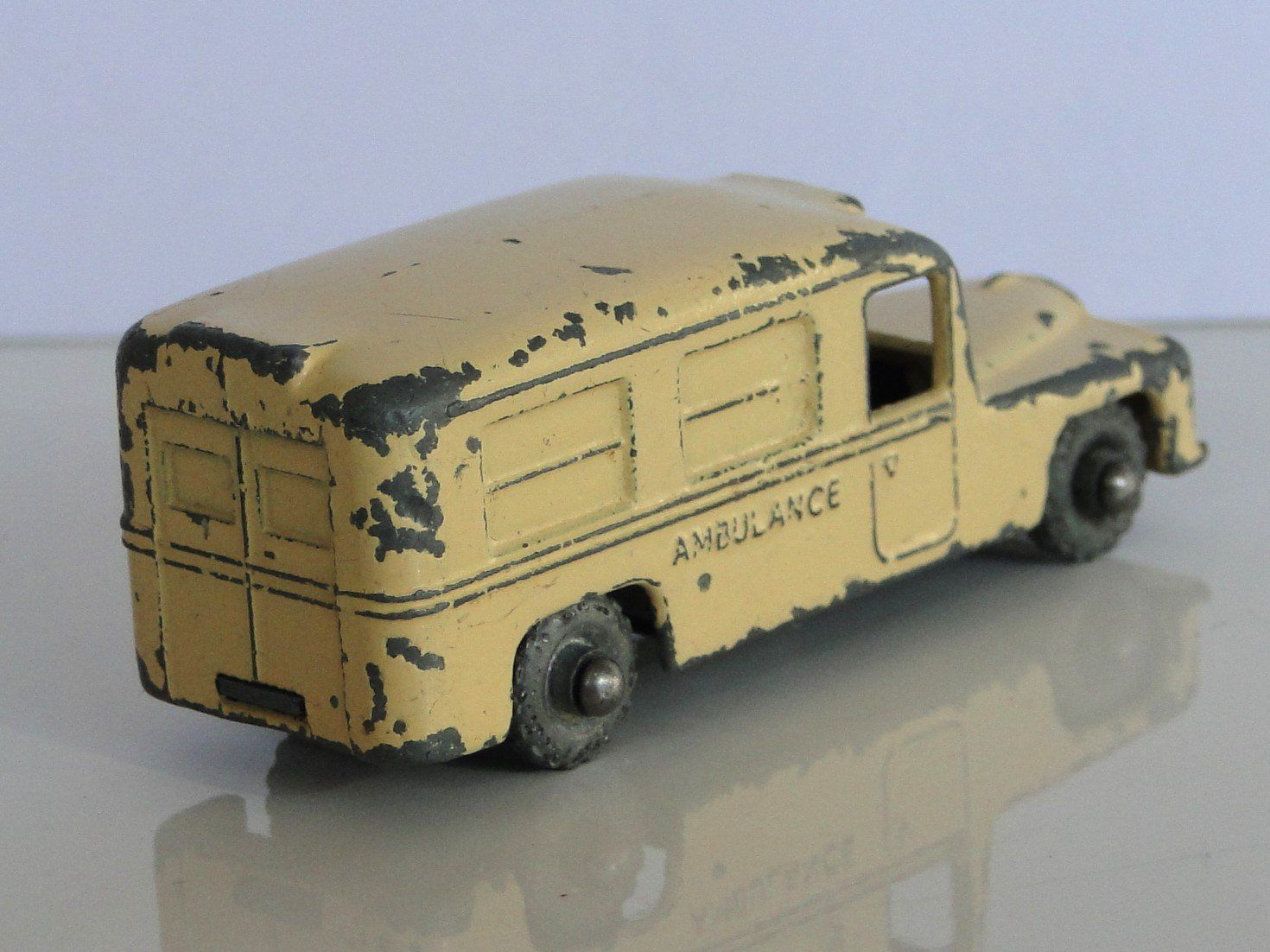 Matchbox Modellini d'auto: MATCHBOX LESNEY - Daimler Ambulance, Nr. 14 – Usato da Killwangen venduto da cyrano56 1