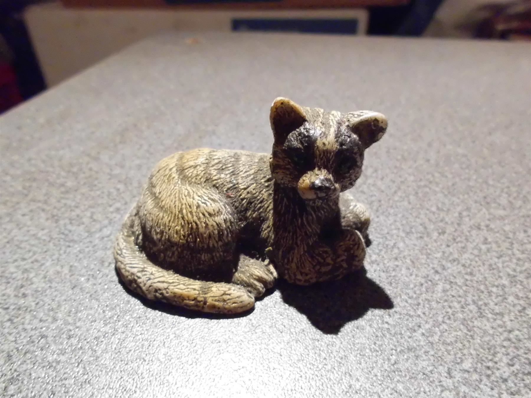 Figuren: Katze, liegend, grau Töne – Gebraucht aus Zürich von Motzkuh