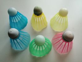 6 bunte Badminton Federbälle - Perfekt für den Sommer!