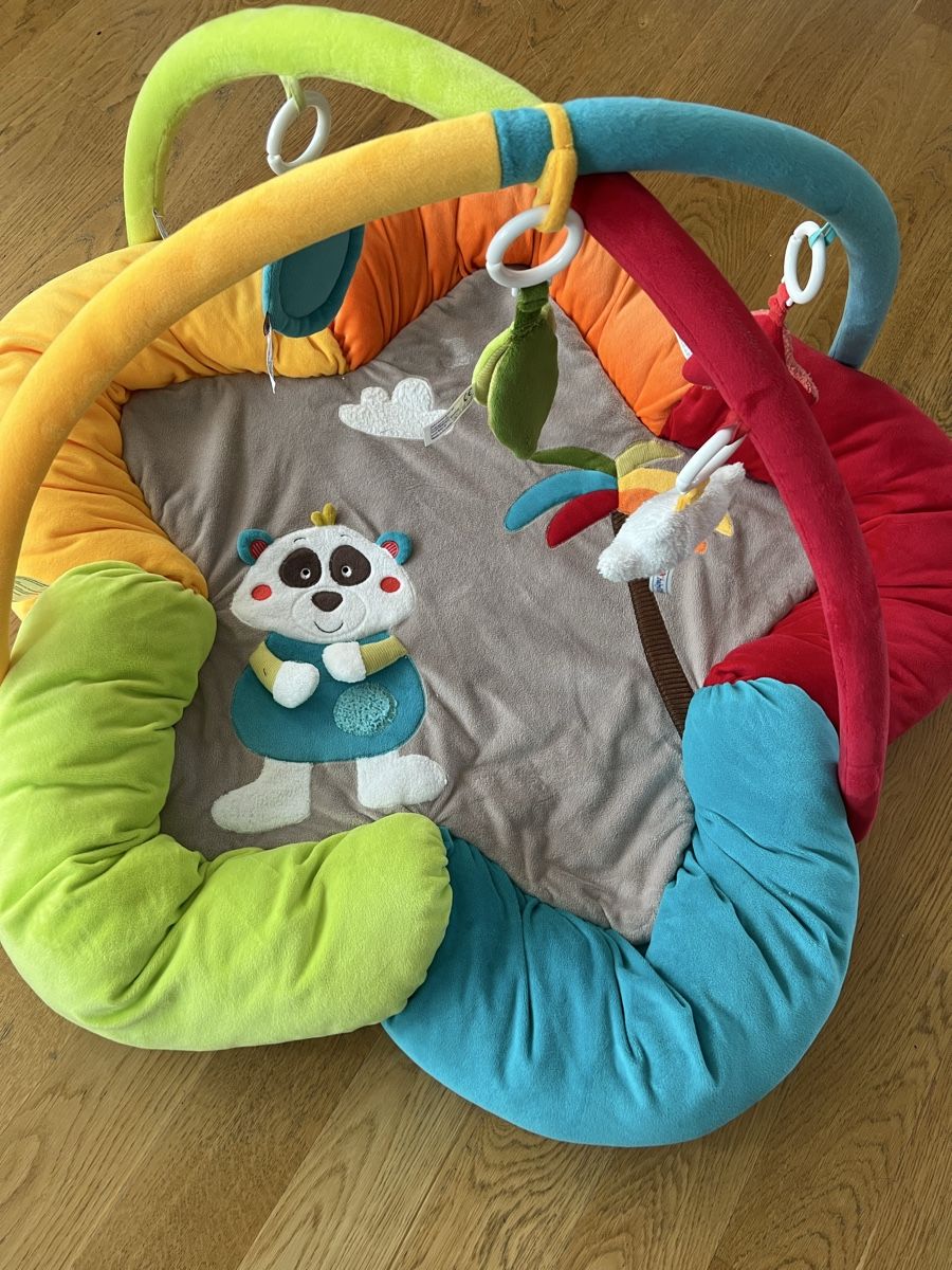 Tappeto da gioco: Babyspieldecke mit Spielbogen, Panda Motiv, Top Zustand! – Usato da Zürich venduto da 13037