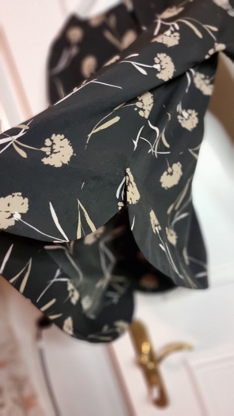 Camicette: Schicke Bluse Gr. 40/L schwarz beige Blumenmuster – Usato da Wald ZH venduto da CapLux 6