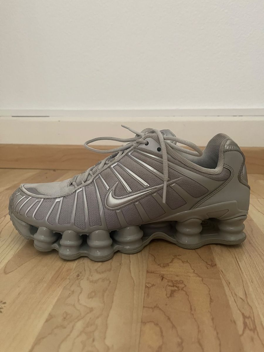 Nike Scarpe da donna: Nike Shox grau Schuhe – Nuovo (secondo la descrizione) da Zürich venduto da msxmsx