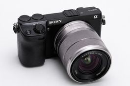 Sony Alpha NEX-7 mit 18–55 mm Objektiv – Komplettset