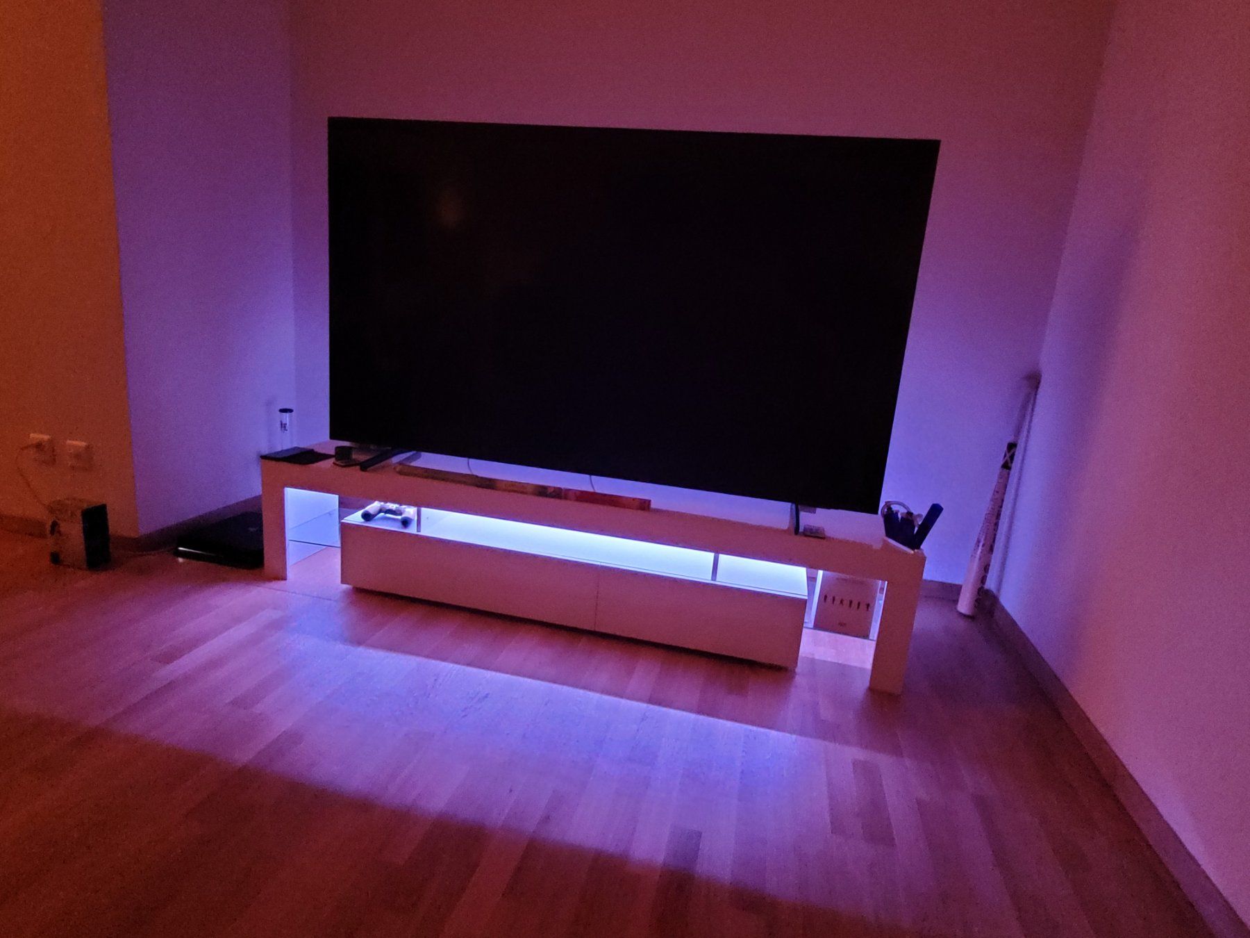 Fernseher: Fernseher 75 zoll und Möbel – Gebraucht aus Dorf von Messer-Schweiz 2