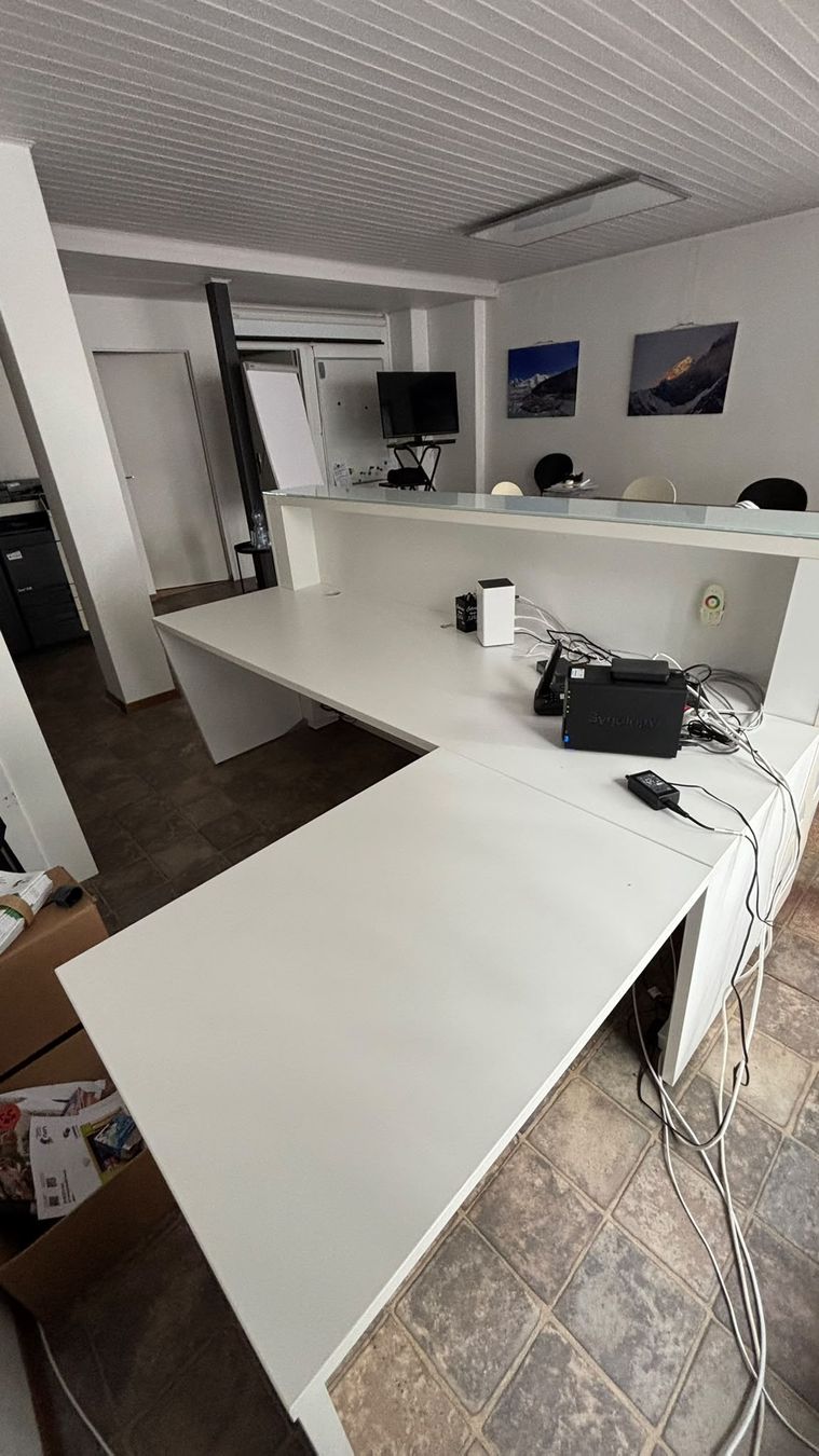 Allestimento di negozi e stand fieristici: Réception bureau moderne design géométrique crème – Usato da Rebeuvelier venduto da facenordsa 5