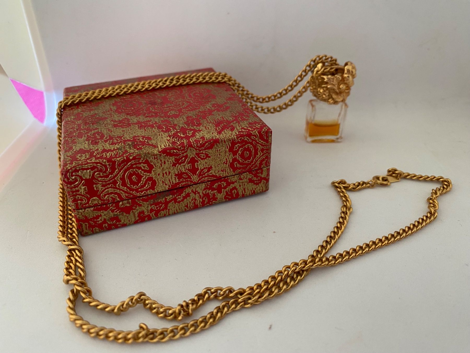 Catenine: Collier doré ancien avec parfum – Usato da Bouveret venduto da wes_7zll