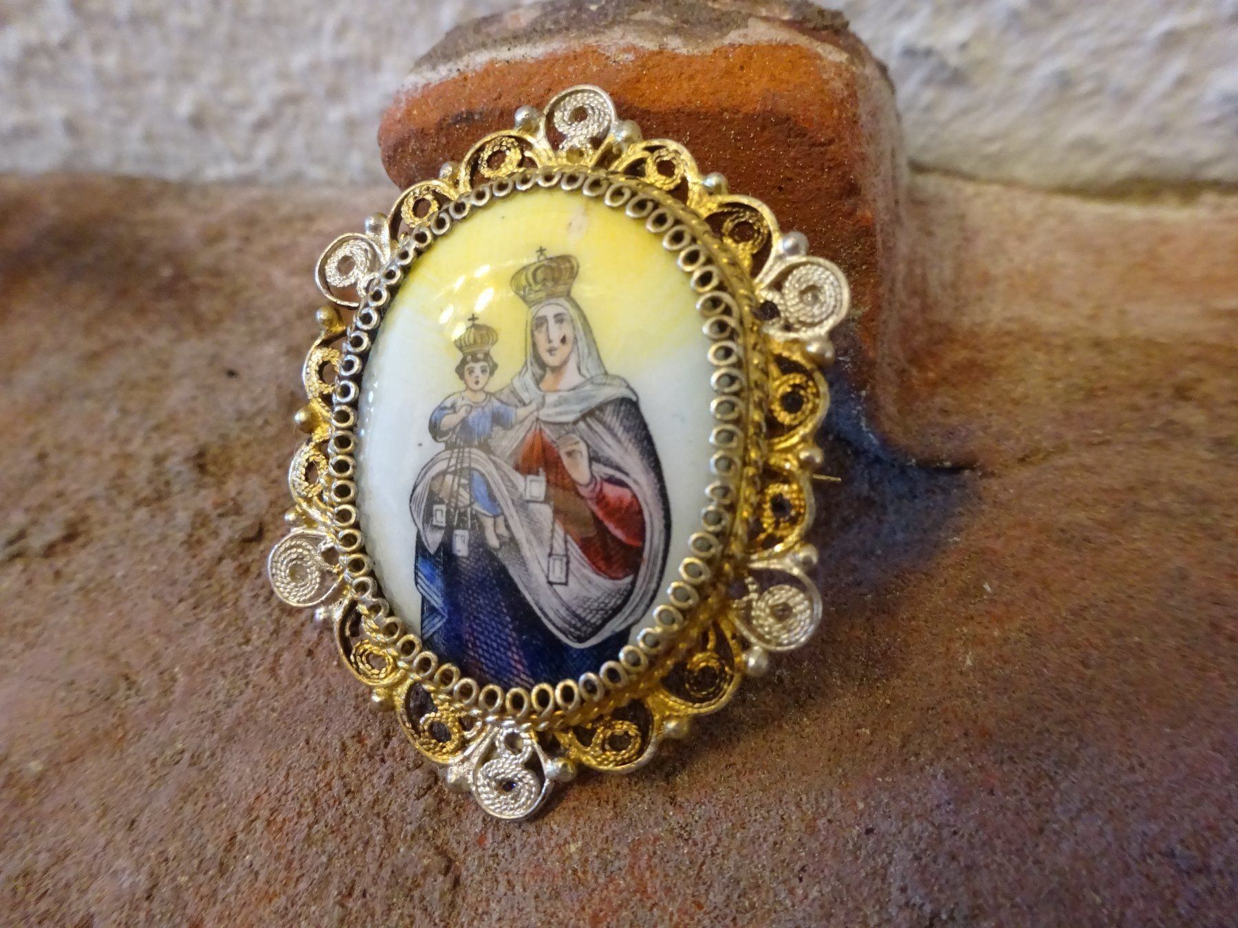 Broschen & Nadeln: Anhänger Brosche / Madonna mit Kind / 800S – Gebraucht aus Esslingen von FetteSchnecke 2