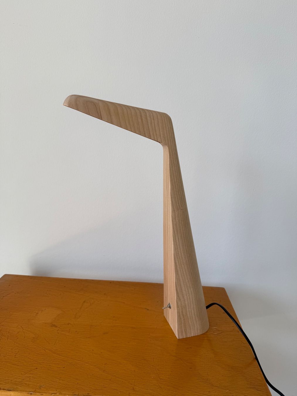 Lampade: SWAN LED Tischleuchte Eschenholz – Usato da Luzern venduto da Mamutpe 2